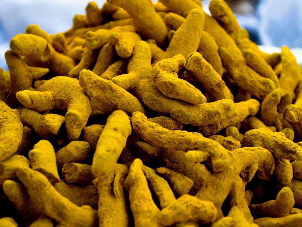 Turmeric roots and powder